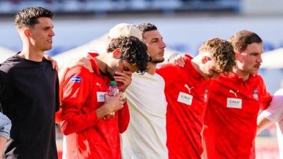 Bild: Tom Weller/dpa
Emotionale Szene: Eren Dinkci wurde mit Sprechchören gefeiert.