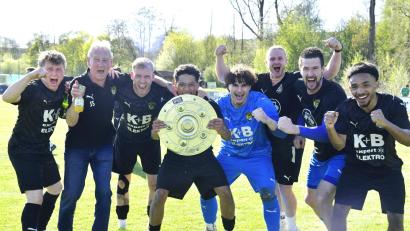 Bild: Hubert Ziegler
Die Fäuste nach oben, die nachgebaute Meisterschale in der Hand: Die Amberger Spieler bejubelten sofort nach dem Schlusspfiff in Cham die Bezirksliga-Meisterschaft.