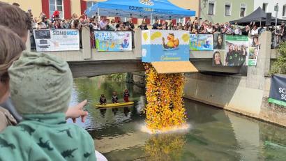 Bild: Petra Hartl
Bunte Plastikenten fluten die Vils: Das Amberger Entenrennen hat auch heuer wieder tausende Zuschauer angezogen. Fantasievoll gestaltete Enten, ein großes Fest und jede Menge Spaß.