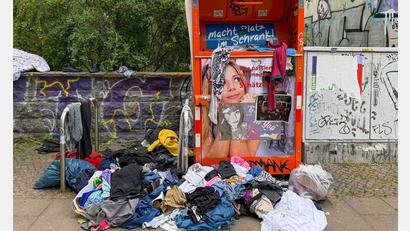 Bild: Jan Woitas/dpa
Die Qualität der Abgaben in Kleidercontainern sinkt. (Archivbild)