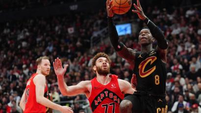 Bild: Frank Gunn/The Canadian Press/AP/dpa
Dennis Schröder (r.) kam für die Cleveland Cavaliers in Toronto wieder von der Bank.