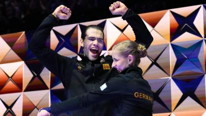 Bild: Petr David Josek/AP/dpa
Für Nikita Volodin und Minerva Hase ging mit WM-Gold ein Traum in Erfüllung.