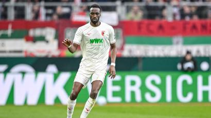 Bild: Harry Langer/dpa
Augsburgs Chrislain Matsima ist Papa geworden. (Archivbild)