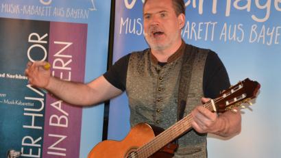 Bild: jr
Musikkabarettist Vogelmayer, alias Thomas Mayer, gastierte am Samstagabend im Konnersreuther Schiml-Saal und begeisterte dort seine Fans zwei Stunden lang.