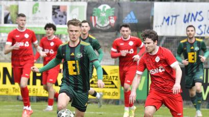 Archivbild: Hubert Ziegler
Fabio Pirner (links, im Spiel gegen Feucht) trug sich beim Ammerthaler 6:0 in Röslau ebenso wie sein Bruder Simon zweimal in die Torschützenliste ein.