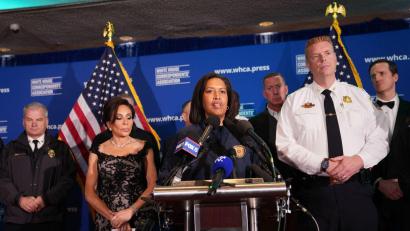 Bild: Allison Robbert/AP/dpa
Die Sicherheitsbehörden nahmen in einer Pressekonferenz Stellung zu dem Vorfall.