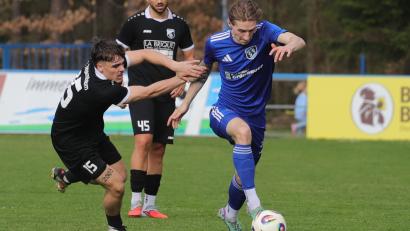Archivbild: war
Nick Sperlich (rechts am Ball) erzielte vor der Pause das 1:0 des SV Etzenricht in Regensburg und hatte damit Anteil am 3:0-Erfolg gegen den FC Kosova.