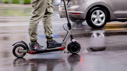 Bild: Christoph Soeder/dpa
Mitten in der Nacht fährt ein 18-Jähriger mit einem E-Scooter über eine Autobahn. (Symbolbild)