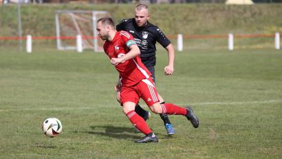 Bild: Dieter Jäschke
Spielszene aus dem Kreisklassespiel zwischen dem FC Diessfurt und dem VfB Mantel
FC Dießfurt (rot) Nr19 Simon Schmid - VfB Mantel (schwarz) Nr17 Bastian Kasprzak