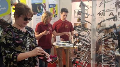 Bild: jua
Sonnenbrillen in großer Auswahl – der Sommer kann kommen. Das "Schaufenster Nabburg" bietet Information und Unterhaltung.