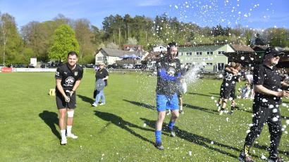Bild: Hubert Ziegler
Der FC Amberg ist Meister der Bezirksliga Nord. Nach dem Auswärtssieg bei Furth im Wald knallten die Sektkorken.