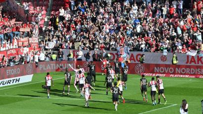 Bild: Torsten Silz/dpa
Bejubelten mit den Fans eine spektakuläre Aufholjagd: Die Profis des FC Bayern München.