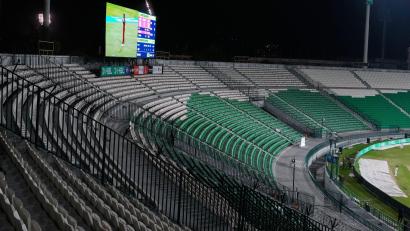 Bild: K.M. Chaudary/AP/dpa
Um Sprit zu sparen, spielt die pakistanische Kricket-Liga seit Donnerstag vor leeren Rängen.