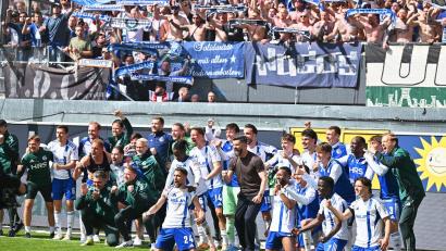 Bild: Swen Pförtner/dpa
Zusammen mit den Fans feiern die Schalker in Paderborn.
