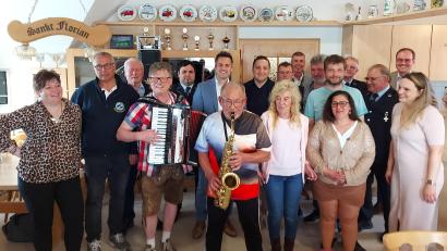 Bild: lg
Geburtstagskind Christoph Fröhlich überrascht seine Gäste mit einem Ständchen auf dem Saxophon unter der Akkordeon-Begleitung von Alfons Margraf.