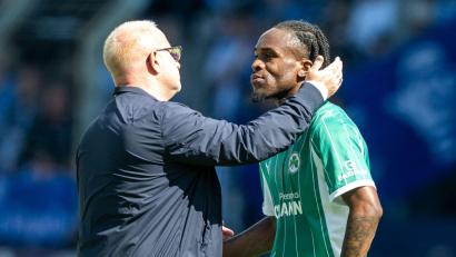 Bild: David Inderlied/dpa
Der Anschluss von Noel Futkeu (r) kommt zu spät.