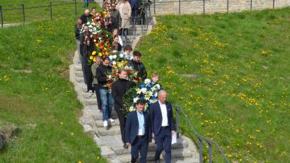 Bild: Elisabeth Dobmayer
Junge Menschen aus aller Herren Länder tragen die Blumenkränze ins "Tal des Todes".
