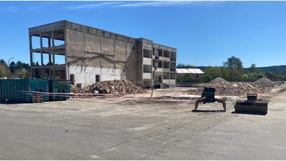 Bild: jua
Die Abbruch-Arbeiten am einstigen Kottek-Gebäude in Nabburg laufen. Das Bild entstand mit Blick aus Richtung Netto-Markt.