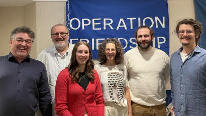 Bild: Elisha Fisher
Felix Steiner, Manuel Würth, Annemarie Steiner, Viktoria Stefinger, Gerhard Steiner und Sandro Stefinger (von rechts) planen die nächsten internationalen Jugendbegegnungen von Operation Friendship im Landkreis Neustadt/WN.