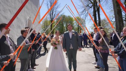 Bild: fvo
Arbeitskolleginnen und Kollegen des ALE gratulieren mit Vermessungsstäben.