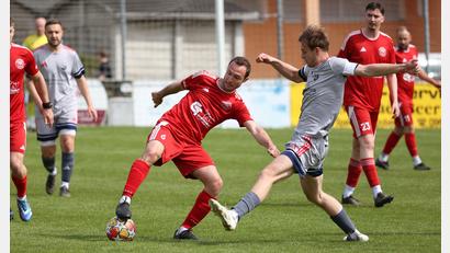 Bild: Dieter Jäschke
Spielszene aus dem Kreisligaspiel zwischen dem SC Eschenbach und dem VfB Rothenstadt: Der Eschenbacher Julius Richter (rechts) versucht dem VfB-Akteur Aurelien Vezard den Ball abzujagen.