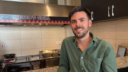 Bild: Eva Krafczyk/dpa
Vor knapp einem Jahr eröffnete Fabian Förster „Dieters Grill“, ein kleines Imbissrestaurant in Nairobi.
