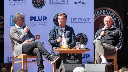 Bild: bsc
Maurizio Gaudino, Thomas Helmer und Mario Basler (von links) waren anlässlich des Starts zum 140-jährengen Bestehen der Schlossbrauerei Friedenfels Gast beim Fußballtalk in Friedenfels