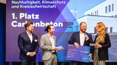Bild: Bayerischer Bauindustrieverband 
Preisübergabe in der Oberfrankenhalle. (von links): Alexander Holzmüller, Andreas Pöllath, Florian Praller, Carolin Matzko (Moderation)
