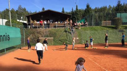 Bild: Juan Vilas, exb
Egal ob Tennisspieler, Fußballer oder Eisstockschütze. Jeder Sportler profitiert von der Sportförderung der Stadt Neustadt/WN.