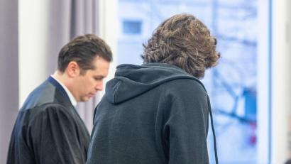 Bild: Armin Weigel/dpa
Im Prozess um eine mit Drogen versetzte Champagnerflasche, die zum Tod eines Menschen führte, ist der Angeklagte freigesprochen worden. (Archivbild)