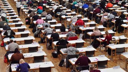 Bild: Martin Schutt/dpa-Zentralbild/dpa
Für Tausende Azubis in Bayern beginnen am Dienstag die schriftlichen Abschlussprüfungen. (Symbolbild)