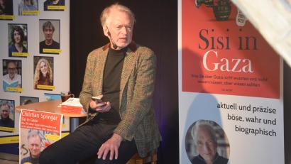 Bild: fz
Der Münchner Kabarettist Christian Springer bei den Weidener Literaturtagen in der Regionalbibliothek.