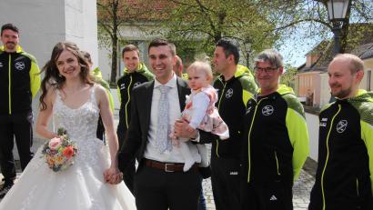 Bild: Konrad Rosner
Freudestrahlend verlassen Laura und Johannes Klinger mit ihrem gemeinsamen Töchterchen die Stadtpfarrkirche, vorbei am Ehrenspalier des FC Tirschenreuth.