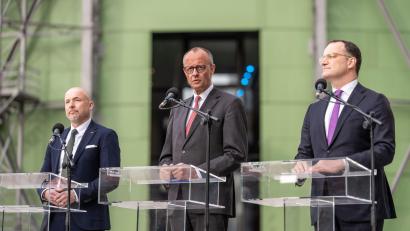 Bild: Michael Kappeler/dpa
Der Kanzler nimmt am Abend an der Klausurtagung des CDU/CSU-Fraktionsvorstands teil.