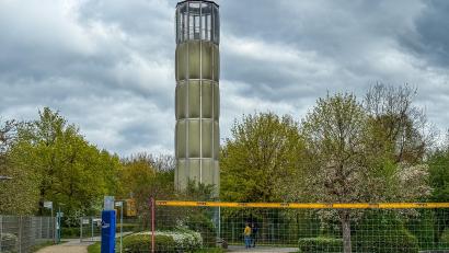 Bild: Stephan Huber
Auch wenn die 2002 eingesetzten Glasfaserelemente inzwischen ziemlich gelb geworden sind – aus der Ferne macht der Vesuna-Turm im Amberger Landesgartenschaugelände durchaus einen guten Eindruck.