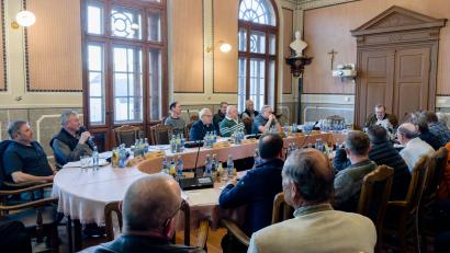 Bild: Susanne Forster
Die letzte Bärnauer Stadtratssitzung mit Bürgermeister Alfred Stier. Auch die neu gewählten Gremiumsmitglieder nahmen bereits im Rathaussal Platz. Einige Zuhörer waren auch dabei, darunter Weggefährten von Stier.
