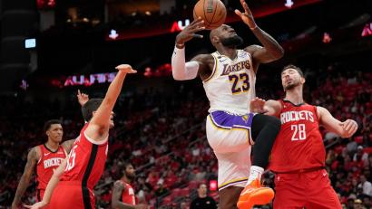Bild: Karen Warren/AP/dpa
LeBron James verlor gegen die Rockets achtmal den Ball.