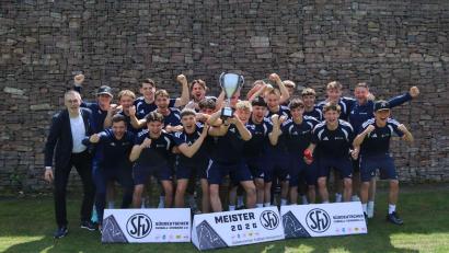 Bild: BFV
Da ist das Ding: Jonas Germershausen (3. von links unten) und Paul Gsell (3. von links oben) feiern den Gewinn der Süddeutschen Meisterschaft mit der U18-Auswahl.