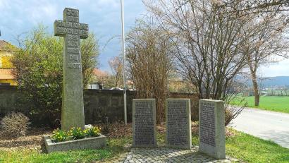 Bild: Portner
Der Volkstrauertag 2026 wird am Kriegerdenkmal in Pullenried wohl ohne die Krieger- und Soldatenkameradschaft Pullenried-Langau stattfinden. Der Verein löst sich im Mai auf.