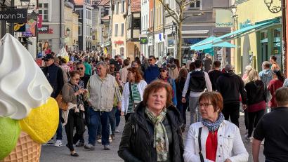 Bild: Petra Hartl
Bei schönem Wetter flanierten in Amberg Tausende Menschen durch die Stadt.