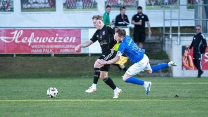 Bild: Hannah Dirscherl
Das war's mit den Titelambitionen des TuS Rosenberg: Der SC Luhe-Wildenau (schwarz) setzte sich zuhause mit 3:1 gegen den TuS (blau) durch.