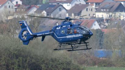 Bild: Boris Roessler/dpa
Bei der anschließenden Fahndung setzte die Bundespolizei auch einen Hubschrauber ein. (Symbolbild)