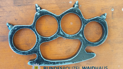 Bild: Bundespolizei
Die Bundespolizei Waidhaus hat bei Kontrollen an der A6 unter anderem einen Schlagring sichergestellt.