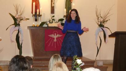 Bild: hdk
Mit viel Charme und Humor begeisterte Kabarettistin Claudia Pichler das Publikum