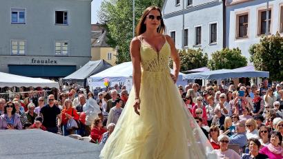 Bild: R.Kreuzer
Das Bühnenprogramm vor dem Alten Rathaus in Weiden lockt viele Besucher auf den Jubilatemarkt.
