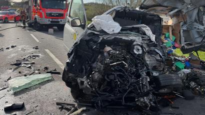 Bild: Frank Mertel/NEWS5/dpa
Für den Transporterfahrer kommt jede Hilfe zu spät. Der Fahrer des Tanklastzugs kommt dagegen mit schweren Verletzungen ins Krankenhaus.