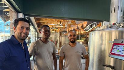 Bild: Eva Krafczyk/dpa
Arjun Malhotra (l) mit seinen kenianischen Brauerei-Mitarbeitern im Sudhaus seiner Craftbeer-Brauerei in Nairobi.
