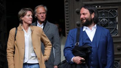 Bild: Christian Charisius/dpa
Christina Block, ihr Anwalt Ingo Bott (rechts), und Gerhard Delling. Rund 100 Verhandlungstage sind im Block-Prozess geplant.