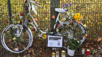 Bild: Marcus Golejewski/dpa
Nach vorläufiger Statistik war jeder sechste (16,4 Prozent) im Straßenverkehr getötete Mensch mit dem Fahrrad unterwegs. (Archivbild)