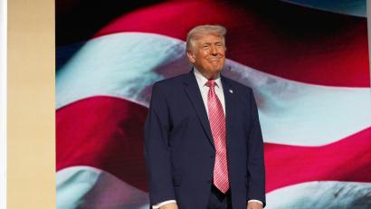 Bild: Mark Schiefelbein/AP/dpa
Trump nennt die Straße von Hormus „Straße von Trump“.